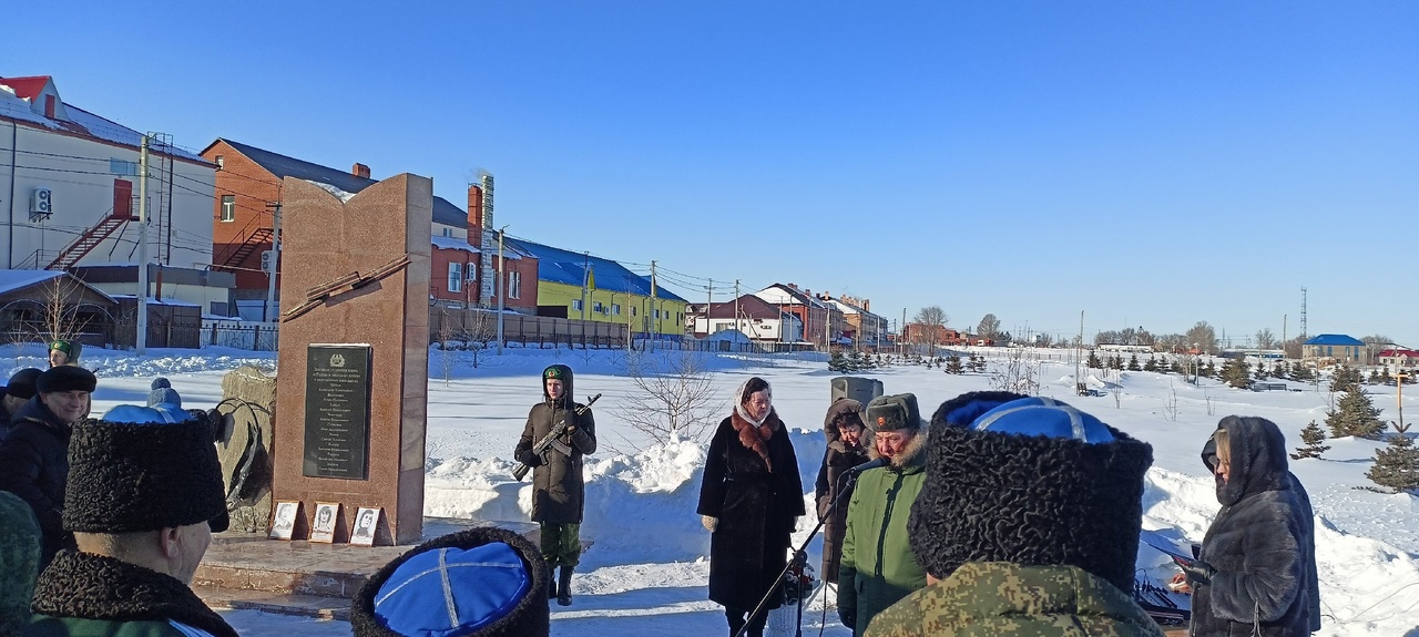 Митинг у памятника воинам-интернационалистам.